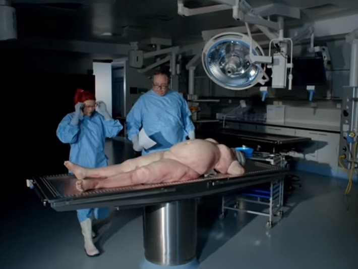 验尸官受托解剖「108公斤胖女尸」,一刀划开「黄色厚重脂肪下.
