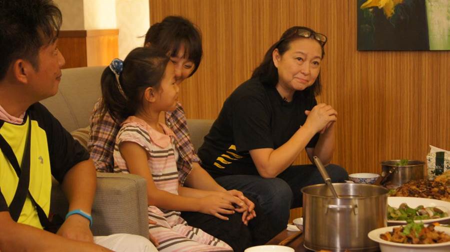 方芳與《誰來晚餐8》拜訪台灣最高齡的女性救難隊員林美霞。（公視）